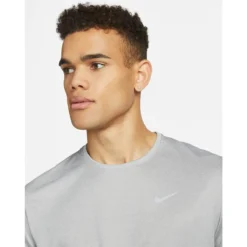 Nike Dri-Fit Uv Miler T-Shirt Men -Hardlopen Gerelateerd nike dri fit uv miler t shirt men 2000x2000 249583